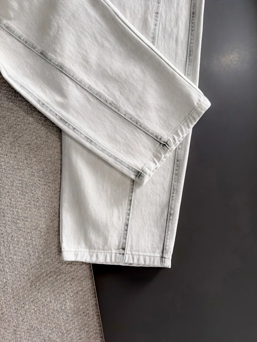 Balenciaga Fall/Winter 2026 New Arrival elastic casual pants are shipped the next day. The custom-made fabric at the counter has a high degree of comfort, impeccable details, and the design concept of the brand elements reflects high quality. The hand feels delicate and soft! Casual cuts and awesome upper body! Sizes: S-3XL